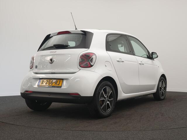 Smart EQ FORFOUR Comfort PLUS 18 kWh - RIJKLAARPRIJS - NAP LAGE KILOMETERSTAND - Camera - Panoramadak - Lederen bekleding - Stoelverwarming
