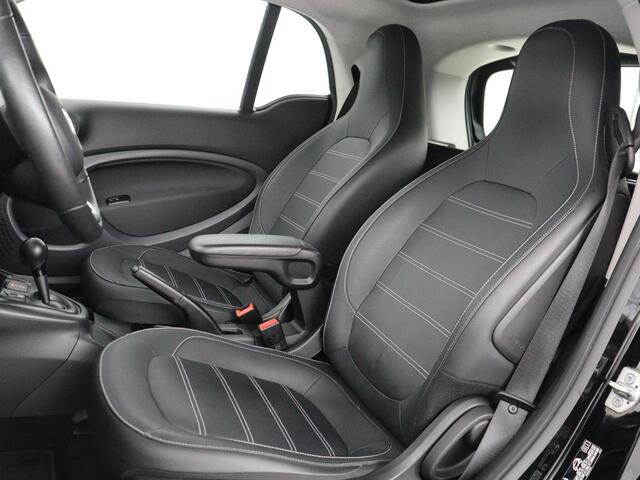 Smart FORTWO EQ Comfort PLUS 18 kWh | SOH 91.8% | Leder | Panoramadak | Stoelverwarming | Camera | Bluetooth | Park assist | Climate control | Full LED | 16'' Lichtmetaal