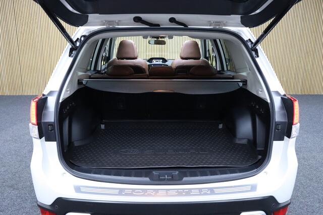 Subaru FORESTER 2.0i e-BOXER First Edition | Adaptive-cruise | Elek. Glazen Panoramadak | Apple Carplay & Android Auto | Navigatie | Leder | Camera | Keyless | Afneembare Trekhaak | Dodehoekdetectie