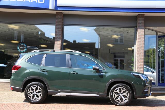 Subaru FORESTER 2.0i e-BOXER Luxury Navi Camera ACC LED