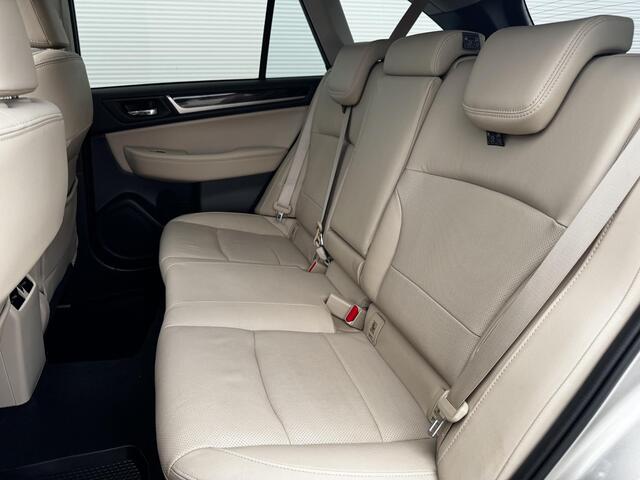 Subaru OUTBACK 2.5i Premium / Trekhaak 2000 kg / 10-2017 / duurste uitvoering / zeer nette auto / goed onderhouden / pdc voor / Stoelverwarming / Bluetooth audio / Leren Bekleding /