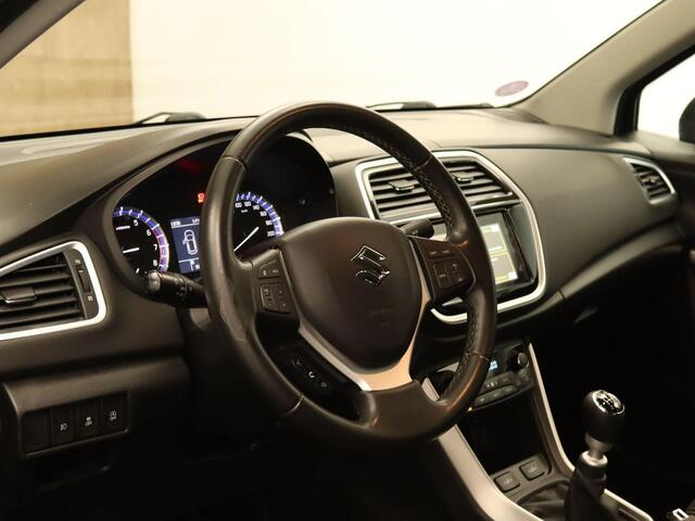 Suzuki S-Cross 1.4 Boosterjet Exclusive - ORIGINEEL NEDERLANDSE AUTO - AFKOMSTIG VAN 1E EIGENAAR - AFNEEMBARE TREKHAAK - TREKGEWICHT 1200 KG - 4 X ELEKTRISCHE RAMEN -VOORSTOELEN VERWARMD - NAVIGATIE -CLIMATE CONTROL - PARKEERSENSOREN ACHTER
