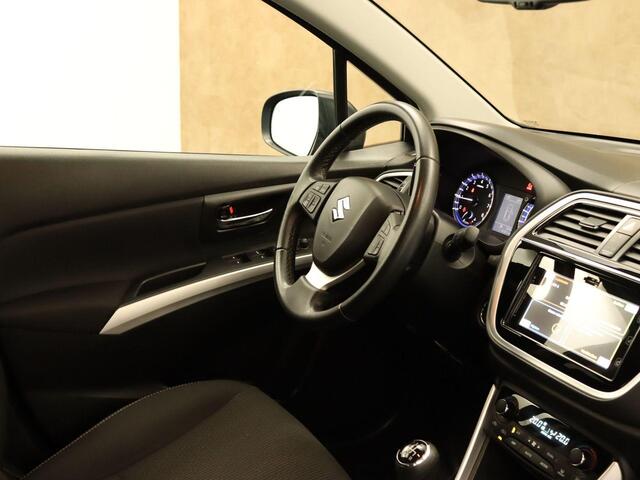 Suzuki S-Cross 1.4 Boosterjet Exclusive - ORIGINEEL NEDERLANDSE AUTO - AFKOMSTIG VAN 1E EIGENAAR - AFNEEMBARE TREKHAAK - TREKGEWICHT 1200 KG - 4 X ELEKTRISCHE RAMEN -VOORSTOELEN VERWARMD - NAVIGATIE -CLIMATE CONTROL - PARKEERSENSOREN ACHTER