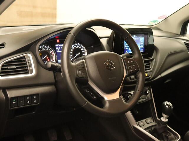 Suzuki S-Cross 1.4 Boosterjet Comfort Smart Hybrid - ORIGINEEL NEDERLANDSE AUTO - AFKOMSTIG VAN 1E EIGENAAR - AFNEEMBARE TREKHAAK - APPLE CARPLAY/ ANDROID AUTO- TREKGEWICHT 1500 KG- CAMERA - ADAPTIEVE CRUISE CONTROL - 17 INCH LICHT METALEN VELGEN- PARKEERSENSOREN VOOR/