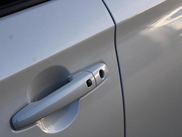 Suzuki SWIFT 1.2 Style 85PK Smart Hybrid CVT Automaat Two-Tone dak, Climate Control, Navigatie, Lichtmetalen velgen, Zwarte Wielkast randen