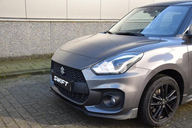 Suzuki SWIFT 1.4 Sport Smart Hybrid | Sport interieur | Zomer/-winterbanden set incl. velgen | Parkeerassistent |