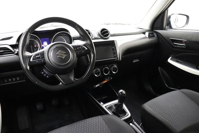 Suzuki SWIFT 1.2 Stijl Smart Hybrid 90pk | Navigatie | Camera | Trekhaak | Cruise Control | Stoelverwarming | Lichtmetalen Velgen