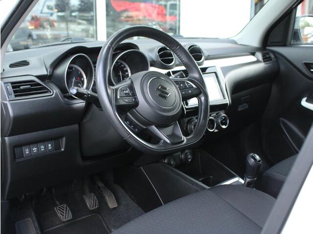Suzuki SWIFT 1.2 Style Smart Hybrid Afneembare Trekhaak, Cruise en Climate Control, Carplay/Android Auto, Achteruitrijcamera