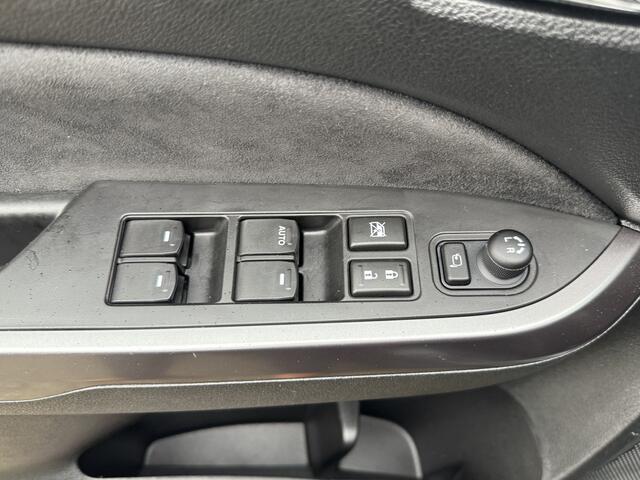 Suzuki VITARA 1.4 Boosterjet Style Smart Hybrid BTW meest Luxe uitvoering. Info: M. Safari 0492588976