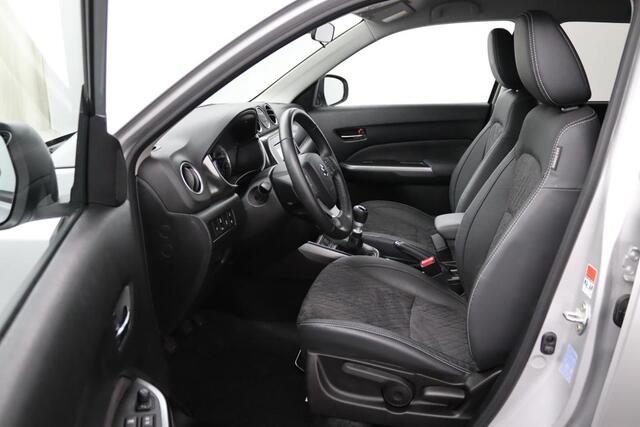 Suzuki VITARA 1.4 Boosterjet Style Smart Hybrid | Alcantara Bekleding | Keyless Entry | Parkeersensoren Rondom | Navigatie |