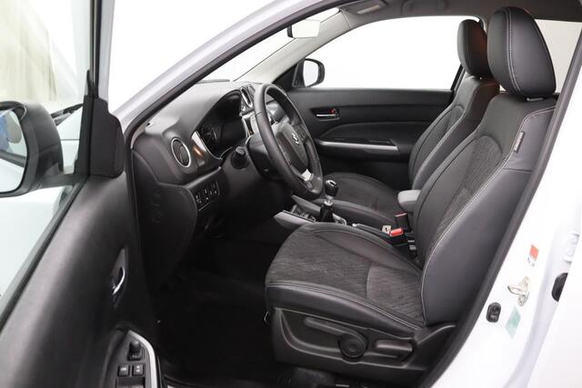 Suzuki VITARA 1.4 Boosterjet Style Smart Hybrid | Parkeersensoren Rondom | Alcantara Bekleding | Dodehoek Detectie | Navigatie | Stoelverwarming |