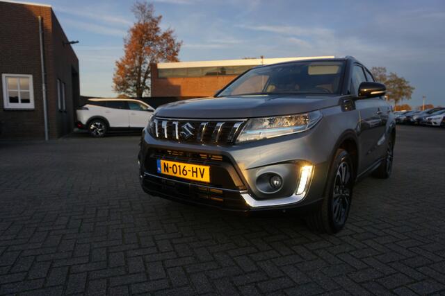 Suzuki VITARA 1.4 BOOSTERJET STYLE LUXE SMART HYBRID TWO TONE DEALER ONDERHOUDEN CAMERA AFN.TREKHAAK AFWIJKENDE DAKKLEUR LED NAVI ANDROID/APPLECARPLAY ADAPTIEVE CRUISE CLIMA PDC KEYLESS BLUETOOTH ENZ...