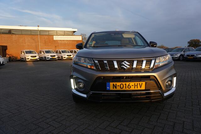 Suzuki VITARA 1.4 BOOSTERJET STYLE LUXE SMART HYBRID TWO TONE DEALER ONDERHOUDEN CAMERA AFN.TREKHAAK AFWIJKENDE DAKKLEUR LED NAVI ANDROID/APPLECARPLAY ADAPTIEVE CRUISE CLIMA PDC KEYLESS BLUETOOTH ENZ...