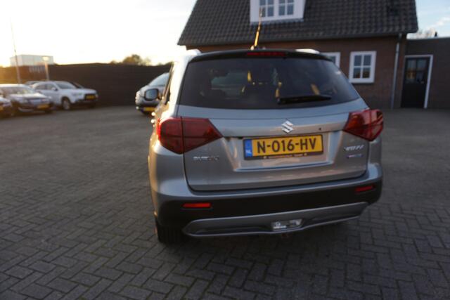 Suzuki VITARA 1.4 BOOSTERJET STYLE LUXE SMART HYBRID TWO TONE DEALER ONDERHOUDEN CAMERA AFN.TREKHAAK AFWIJKENDE DAKKLEUR LED NAVI ANDROID/APPLECARPLAY ADAPTIEVE CRUISE CLIMA PDC KEYLESS BLUETOOTH ENZ...