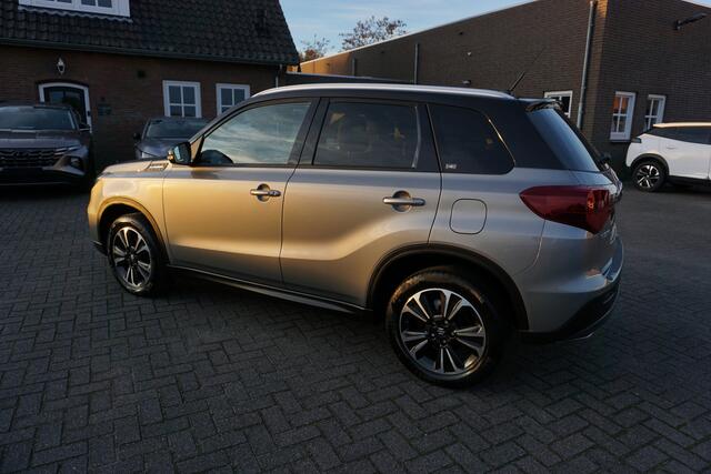 Suzuki VITARA 1.4 BOOSTERJET STYLE LUXE SMART HYBRID TWO TONE DEALER ONDERHOUDEN CAMERA AFN.TREKHAAK AFWIJKENDE DAKKLEUR LED NAVI ANDROID/APPLECARPLAY ADAPTIEVE CRUISE CLIMA PDC KEYLESS BLUETOOTH ENZ...