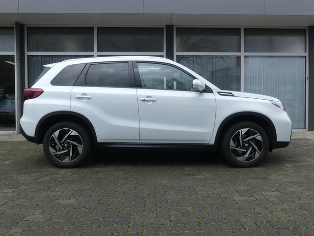 Suzuki VITARA 1.5 Hybrid Style Automaat Panorama dak, Pearl White, Carplay, Android Auto, Navi, Camera, adaptive Cruise