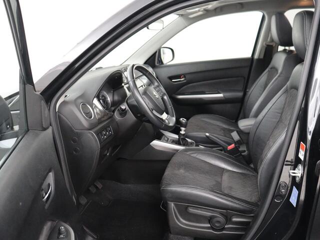 Suzuki VITARA 1.4 Boosterjet Style Smart Hybrid | Panoramadak | Leder/Alcantara | Stoelverwarming | Trekhaak | Camera | Carplay | Navigatie | Keyless | Full LED | Adaptive cruise | Climate control