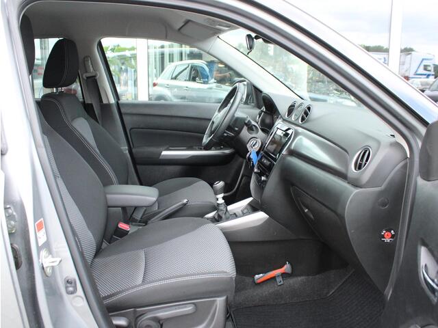 Suzuki VITARA 1.4 Boosterjet Select Smart Hybrid Trekhaak, Multimediasysteem, Cruise control, Climate control, Lichtmetalen velgen, Stoelverwarming