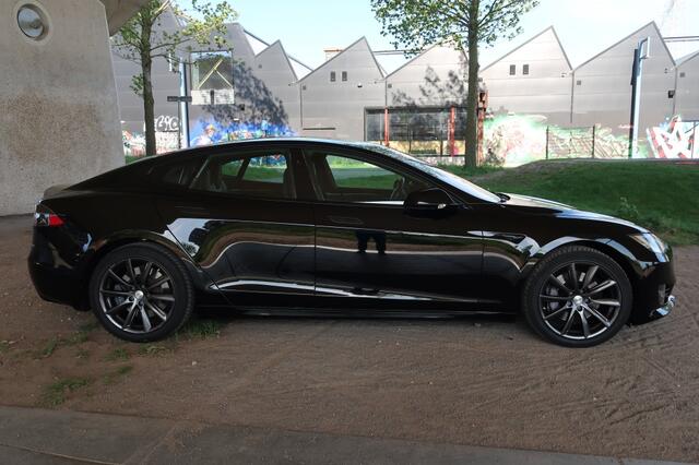 Tesla MODEL S 75D met twee sets velgen