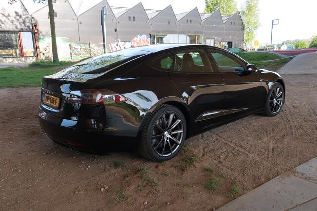 Tesla MODEL S 75D met twee sets velgen