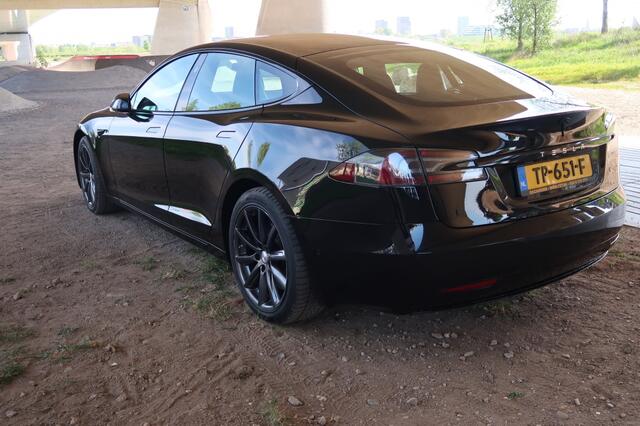 Tesla MODEL S 75D met twee sets velgen