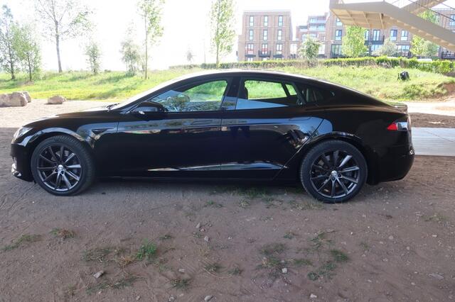 Tesla MODEL S 75D met twee sets velgen
