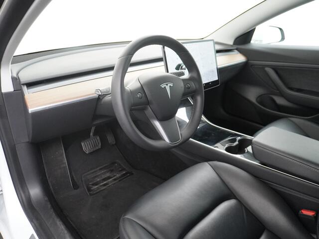 Tesla Model 3 2020!! SR+60kWh 325PK 18" AutoPilot Leer FSD-Computer PanoDak Adaptive cruise Camera's Elektr.-Stuur+Stoelen+Spiegels+Geheugen+Easy-Entry+Verwarmde stoelen Park assistent PDC-A+Voor WIFI Ecc Lane-Assist Speed-Assist Standard RWD Plus Ecc Navigatiesysteem 
