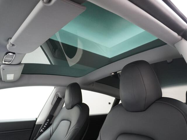 Tesla Model 3 RWD! Long Range UNIEK Grootste Accu+Actieradius bij Lichtste gewicht 78,8kWh 19" Spoilers Spec.Bumpers Difuser Div.Carbon FSD-Full Self Driving Computer Premium Audio AutoPilot Panoramadak Camera's Leer Adaptive-Cruise-Control+Stop&Go Pdc Ecc Keyless Stoe