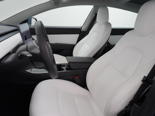 Tesla Model 3 SR+ 60kWh 325PK FSD 3-Computer 19" Ivory Int. AutoPilot Leder PanoDak Adaptive-Cruise Lmv Camera's Elektr.-Stuur+Stoelen+Spiegels+Geheugen+Easy-Entry+Verwarmde stoelen Park assistent PDC WIFI Lane-Assist Speed-Assist RWD Plus Navi LED Comfortstoelen ACC D
