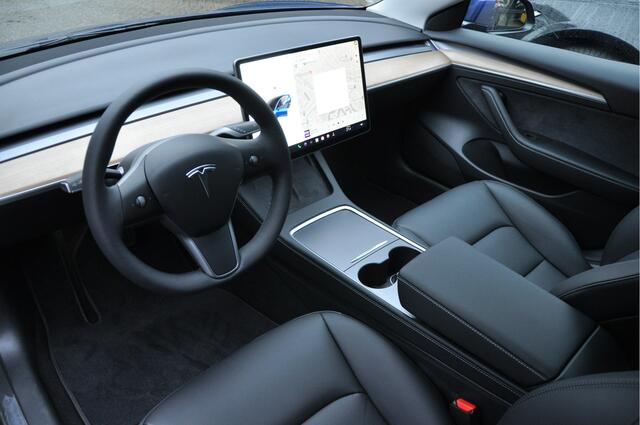 Tesla Model 3 Long Range AWD 78 kWh Autopilot ACC Stuurverw. PDC Leer Navi Panoramadak 360° Elektr. achterklep Stoelverwarming voor & achter Climate voor & achter LM velgen BTW auto! Nieuw!