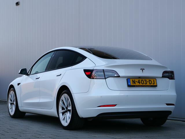Tesla Model 3 Standard RWD Plus 60 kWh 325pk Automaat Autopilot / Navigatie / NL-Auto / 1e Eigenaar
