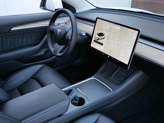Tesla Model 3 Standard RWD Plus 60 kWh 325pk Automaat Autopilot / Navigatie / NL-Auto / 1e Eigenaar