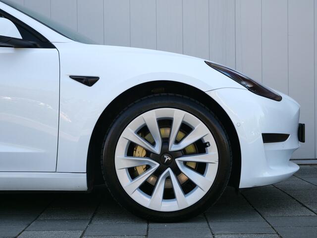 Tesla Model 3 Standard RWD Plus 60 kWh 325pk Automaat Autopilot / Navigatie / NL-Auto / 1e Eigenaar