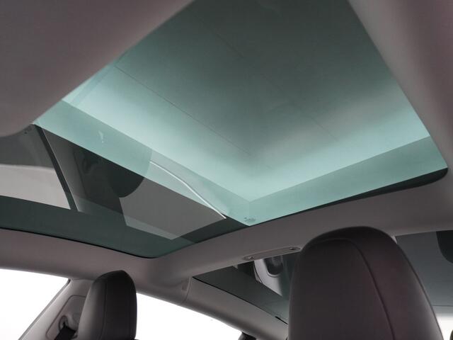 Tesla Model 3 RWD SR+ 60kWh 325PK Lmv 18" AutoPilot Leder PanoDak Adaptive-Cruise Lmv Camera's Elektr.-Stuur+Stoelen+Spiegels+Geheugen+Easy-Entry+Verwarmde stoelen Park assistent PDC WIFI Lane-Assist Speed-Assist Navi LED Comfortstoelen ACC DAB Keyless en Voorverwarmen