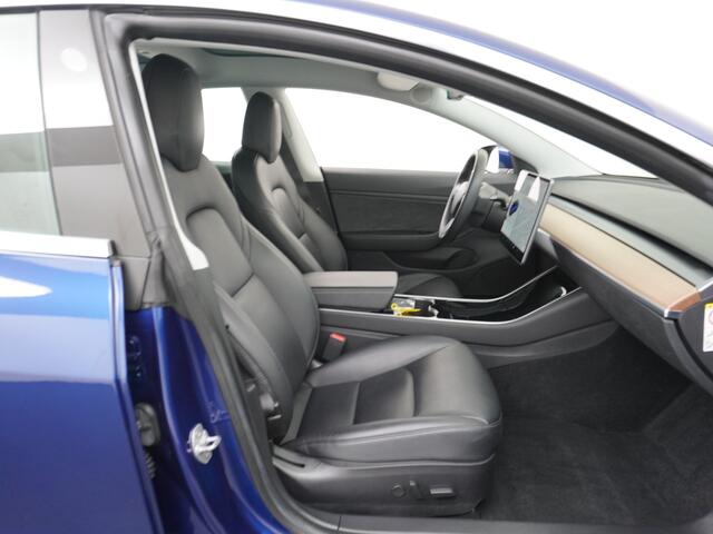 Tesla Model 3 RWD SR+ 60kWh 325PK Lmv 18" AutoPilot Leder PanoDak Adaptive-Cruise Lmv Camera's Elektr.-Stuur+Stoelen+Spiegels+Geheugen+Easy-Entry+Verwarmde stoelen Park assistent PDC WIFI Lane-Assist Speed-Assist Navi LED Comfortstoelen ACC DAB Keyless en Voorverwarmen
