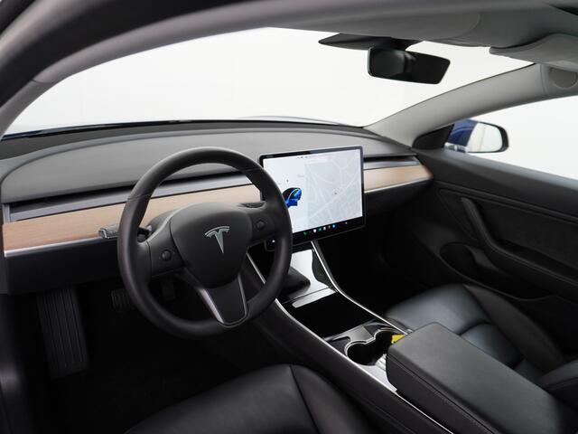 Tesla Model 3 RWD SR+ 60kWh 325PK Lmv 18" AutoPilot Leder PanoDak Adaptive-Cruise Lmv Camera's Elektr.-Stuur+Stoelen+Spiegels+Geheugen+Easy-Entry+Verwarmde stoelen Park assistent PDC WIFI Lane-Assist Speed-Assist Navi LED Comfortstoelen ACC DAB Keyless en Voorverwarmen
