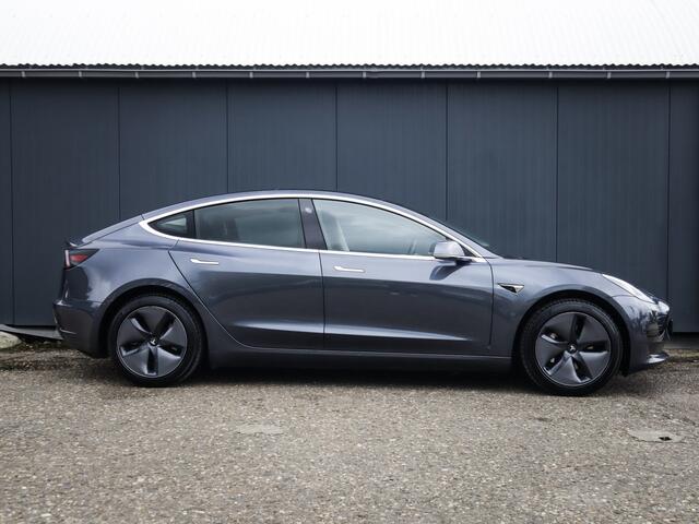 Tesla Model 3 Standard RWD Plus 60 kWh (239 PK) 2e-Eig. Dealer-Onderh. BOVAG-Garantie. NL-Auto. Panoramadak, Autopilot, Achteruitrijcamera, Keyless-Entry/Start, Parkeersensoren-V+A, Licht-Zicht-Pakket, Lm-Velgen-18Inch, Privacy-Glas
