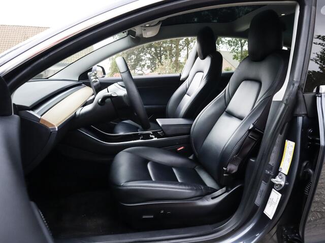Tesla Model 3 Standard RWD Plus 60 kWh (239 PK) 2e-Eig. Dealer-Onderh. BOVAG-Garantie. NL-Auto. Panoramadak, Autopilot, Achteruitrijcamera, Keyless-Entry/Start, Parkeersensoren-V+A, Licht-Zicht-Pakket, Lm-Velgen-18Inch, Privacy-Glas