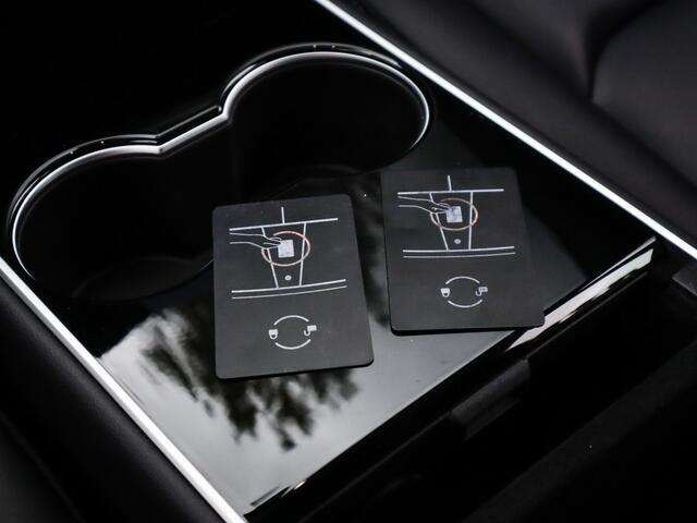 Tesla Model 3 Standard RWD Plus 60 kWh (239 PK) 2e-Eig. Dealer-Onderh. BOVAG-Garantie. NL-Auto. Panoramadak, Autopilot, Achteruitrijcamera, Keyless-Entry/Start, Parkeersensoren-V+A, Licht-Zicht-Pakket, Lm-Velgen-18Inch, Privacy-Glas