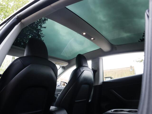 Tesla Model 3 Standard RWD Plus 60 kWh (239 PK) 2e-Eig. Dealer-Onderh. BOVAG-Garantie. NL-Auto. Panoramadak, Autopilot, Achteruitrijcamera, Keyless-Entry/Start, Parkeersensoren-V+A, Licht-Zicht-Pakket, Lm-Velgen-18Inch, Privacy-Glas