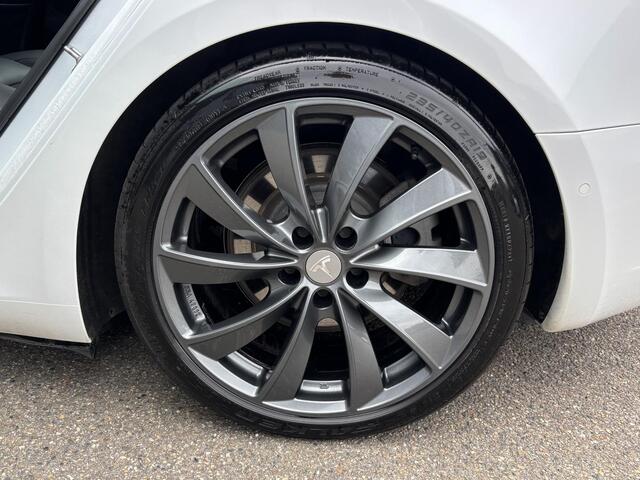 Tesla Model 3 Standard RWD Plus 60 kWh | LFP-accu | Facelift model | Elektrische kofferbak | 19-inch velgen | Panoramadak | Autopilot | Performance spoiler | Rijklaar met 12 maanden BOVAG-garantie