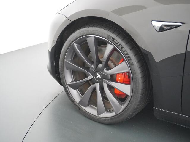 Tesla Model 3 Performance 513pk 20" AutoPilot Pano.dak Adaptive Cruise Camera''s Leer PDC-A+Voor Wifi Ecc Pdc Dual Motor ! Elektr.-A-Klep+Stuur+Verst.Stoel+Geheugen, Easy Entry Stoel+Bank-Verwarmd Keyless carbon spoiler rode remklauwen Long Range accu WiFi Voorbereid.