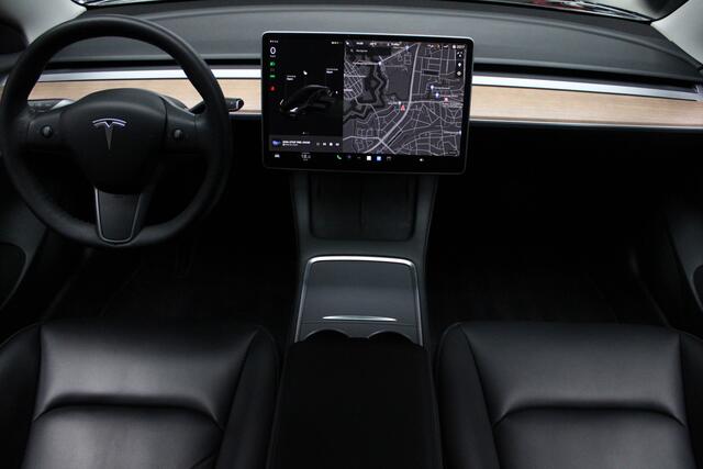 Tesla Model 3 RWD Autopilot ACC Stuurverwarm. PDC Leer Navi Panoramadak 360° Elektr. achterklep Stoelverwarming voor & achter Climate voor & achter LM velgen BTW auto! Nieuw!