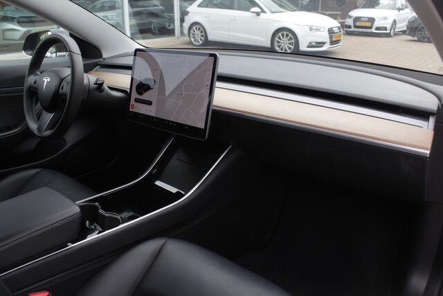 Tesla Model 3 Long Range AWD 75 kWh / NIEUWE BATTERIJ / SOH 88,4% / Trekhaak / Autopilot / Panoramadak / Camera / Leder / 19'' / Leder / Premium Audio /