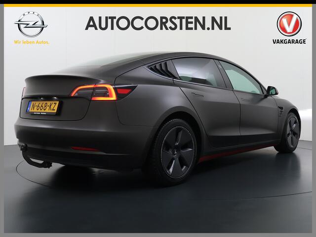 Tesla Model 3 Long Range AWD 75kWh Facelift Warmtepomp Trekhaak SOH 88% Wrap AutoPilot Leder Panoramadak Adaptive-Cruise Camera's Elektr.-Stuur+Stoelen+Spiegels+Geheugen+Easy-Entry+Verwarmde stoelen Park assistent Pdc WIFI Lane-Assist Privacy Glas Navi LED DAB Voorverw