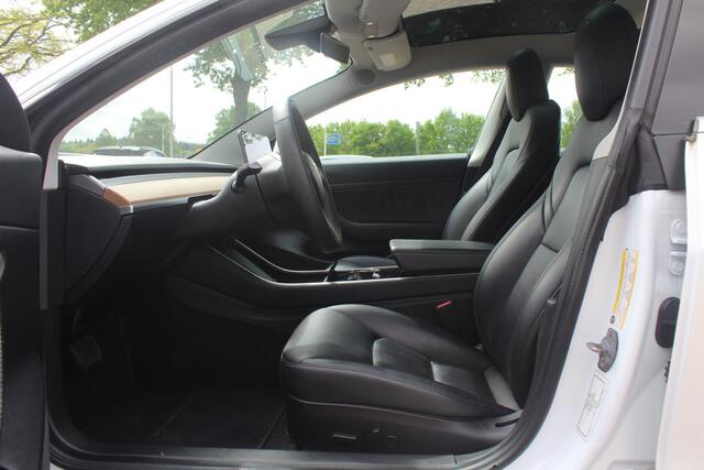 Tesla Model 3 Standard RWD Plus 60 kWh / Trekhaak / Autopilot / Panoramadak / Camera / Premium Audio / 18'' / Leder