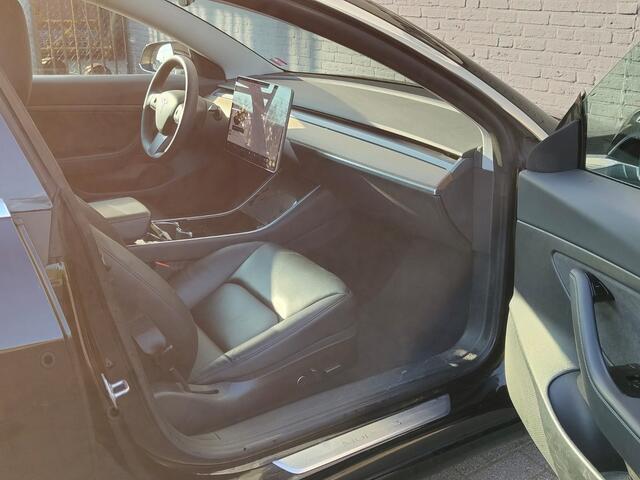 Tesla Model 3 SR+ 325PK AutoPilot Leer Pano-Dak Adaptive Cruise Camera's Elektr.-Stuur+Stoelen+Spiegels+Geheugen+Easy-Entry+Verwarmde stoelen Park assistent Pdc WIFI Ecc Lane-Assist Speed-Assist Ecc Navi Led DAB Voorverwarmen interieur via App Keyless One-Pedal-Drive S