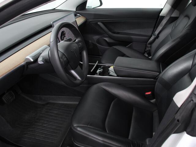 Tesla Model 3 RWD 60 kWh Standard Range Plus | Handel/Export ! Navigatie Panorama dak 360 camera Parkeersensoren Stoelverwarming 19" lichtmetalen velgen Ledverlichting Leder Climate Control