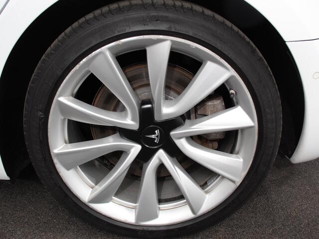 Tesla Model 3 RWD 60 kWh Standard Range Plus | Handel/Export ! Navigatie Panorama dak 360 camera Parkeersensoren Stoelverwarming 19" lichtmetalen velgen Ledverlichting Leder Climate Control