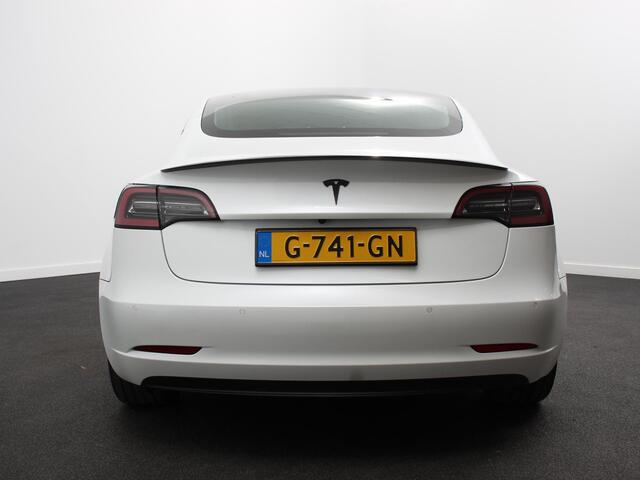 Tesla Model 3 RWD 60 kWh Standard Range Plus | Handel/Export ! Navigatie Panorama dak 360 camera Parkeersensoren Stoelverwarming 19" lichtmetalen velgen Ledverlichting Leder Climate Control